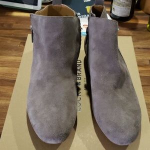 NWT!! Gray suede short boots